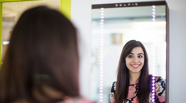 Умное зеркало S.E.L.F.I.E. делает фото и публикует его в Twitter - «Гаджеты»