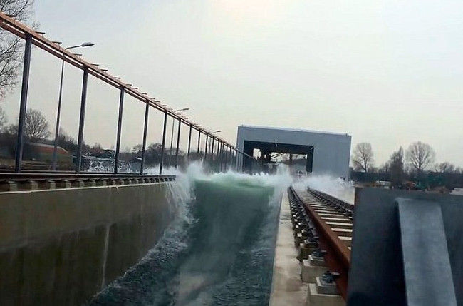 В Голландии создан самый большой в мире генератор морских волн - «Техника»