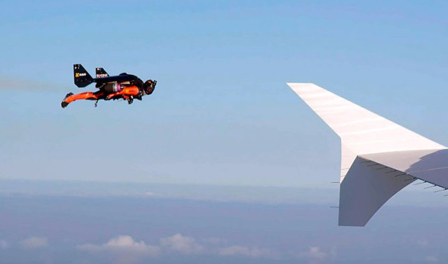 Экстремалы с реактивными ранцами облетели А380 компании Emirates Airlines - «Техника»