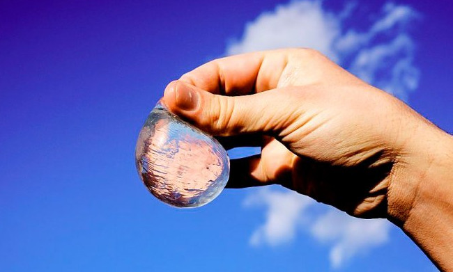 «Водяной пузырь» — съедобная замена пластиковой бутылке - «Технологии»