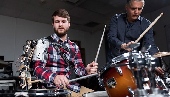 Роботизированная рука превратит барабанщика в трехрукого киборга - «Роботы»