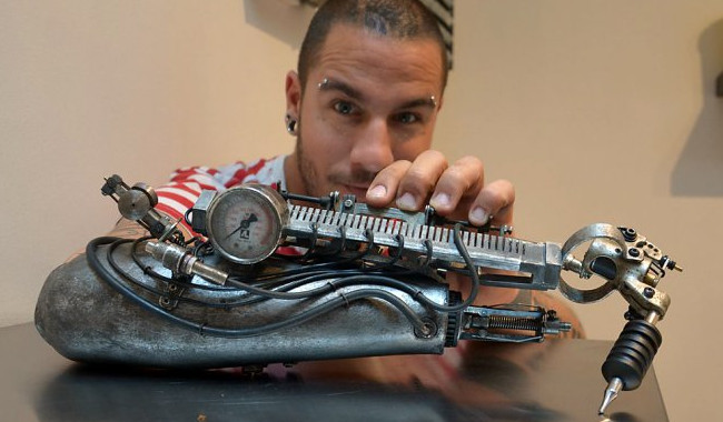 Татутировщик, потерявший руку, сделал протез в виде тату-машинки - «Роботы»