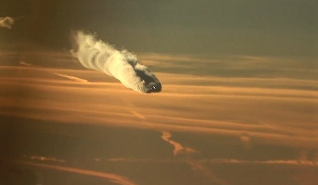 Удивительные кадры: Boeing 787 оставляет в небе гигантский инверсионный след - «Техника»