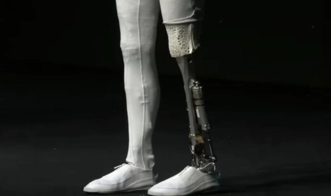 Компания Xpeng вскрыла своего робота Iron прямо на сцене, чтобы показать его начинку - «Роботы»