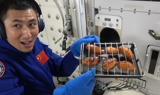 На китайской космической станции впервые пожарили курочку-гриль - «Космос»