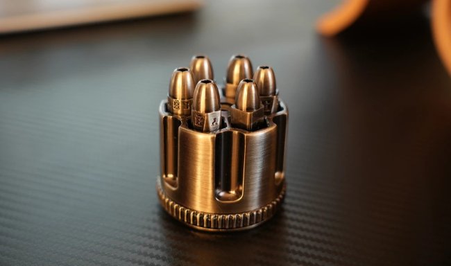 Гаджет Bullet Dice в виде револьверного барабана метает игровые кубики весьма необычным способом - «Техника»