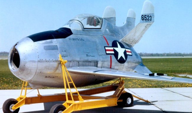 «Истребитель-паразит» XF-85 Goblin — один из самых необычных самолетов ВВС США - «Техника»