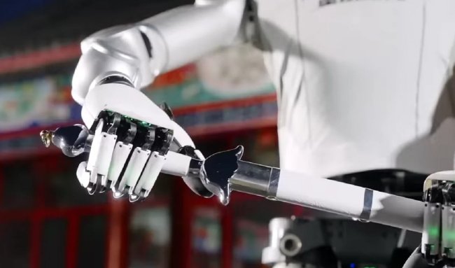 Китайского робота Robotera L7 обучили искусству владения мечом - «Роботы»