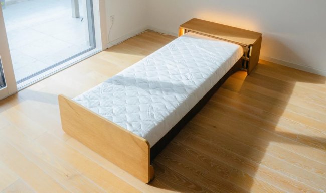 Практичная кровать Roll собирается в компактный шкафчик одним нажатием кнопки - «Техника»