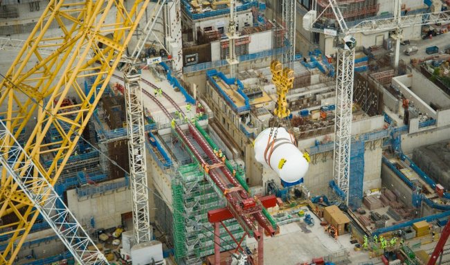 Самый большой наземный кран в мире установил 500-тонный реактор на новой английской АЭС - «Техника»